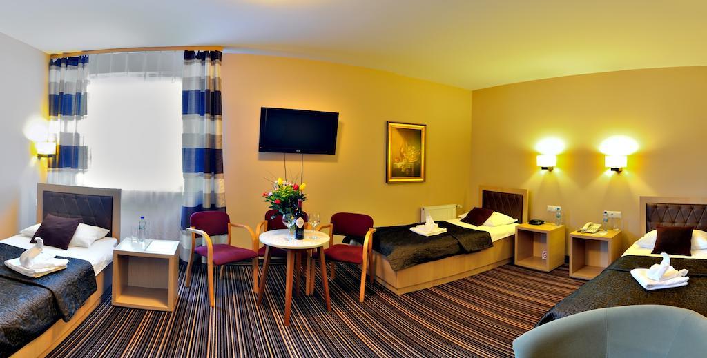 Hotel Partner Minsk Mazowiecki Exterior photo